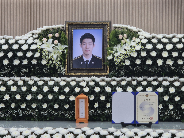 갯벌에 고립된 노인을 구하던 중 바다에 휩쓸려 숨진 이재석 인천해양경찰서 경장이 드론 순찰업체의 신고로 출동한 것으로 알려졌다. 사진은 이재석 인천해양경찰서 경장 영정사진이 안치된 인천 동구 송림동 청기와장례식장. /사진=뉴스1