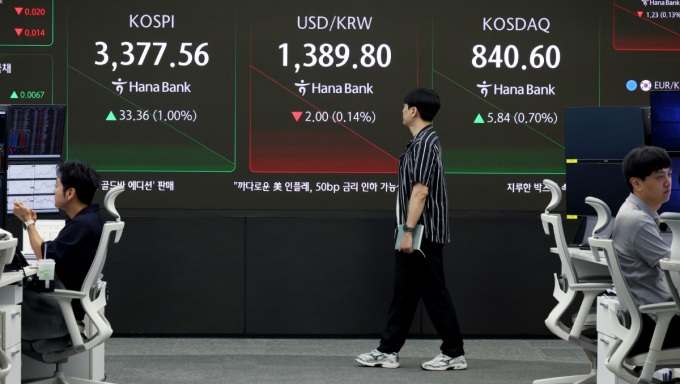 국내 증시가 12일 오르고 있다. 사진은 이날 서울 중구 하나은행 딜링룸에서 딜러들이 업무를 보는 모습. /사진=뉴시스