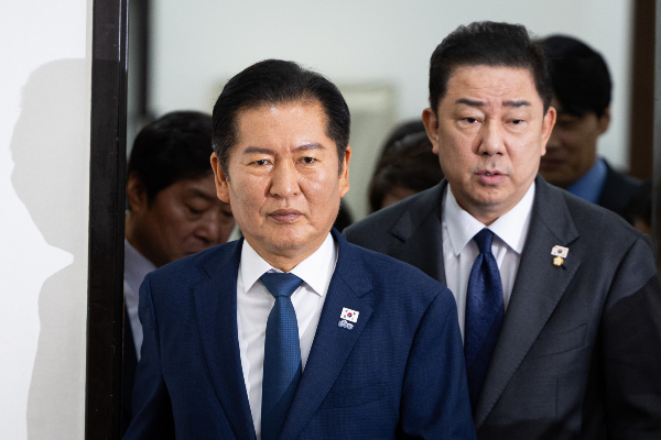 특검법 관련 당내 갈등을 빚은 정청래 더불어민주당 대표와 김병기 원내대표가 각자의 입장을 전했다. 사진은 정청래 더불어민주당 대표와 김병기 원내대표가 지난 10일 서울 여의도 국회에서 열린 최고위원회의에 참석하는 모습. /사진=뉴스1