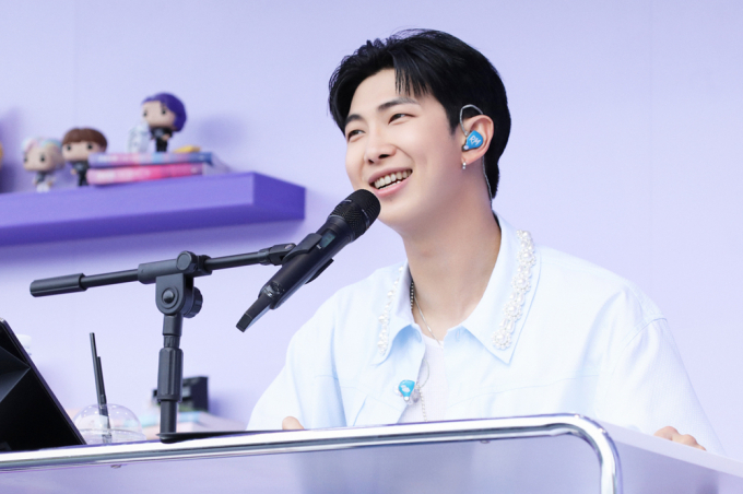 방탄소년단(BTS) RM이 12일 자신의 생일을 맞아 서울아산병원, 고려대학교의료원에 각각 1억원의 후원금을 전달했다. 사진은 2023년 6월17일 방탄소년단 리더 RM이 서울 여의도 한강공원에서 열린 'BTS 10th Anniversary FESTA @여의도(Yeouido)'의 프로그램 '오후 5시, 김남준입니다'를 진행하고 있는 모습. /사진=머니투데이(빅히트뮤직)