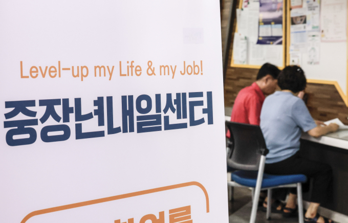 서울 마포구 서부고용복지플러스센터를 찾은 시민들이 중장년일자리상담을 받기 위해 서류를 작성하고 있다. / 사진=뉴시스 정병혁 기자