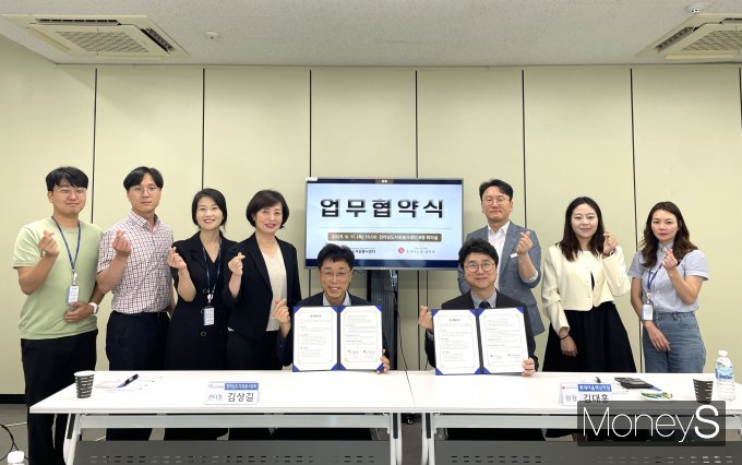 김대홍 롯데아울렛 남악점장과 김상길 전남도 자원봉사센터장은 11일 관계자들자 함께 소외계층 나눔 문화 확산을 위한 업무협약을 체결하고 있다/사진=롯데백화점 홍보 3팀 제공.