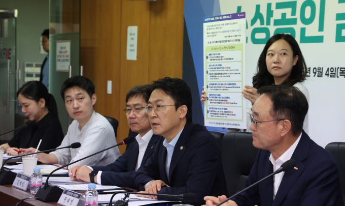 권대영 금융위원회 부위원장이 4일 서울 여의도 소상공인연합회에서 열린 소상공인 금융지원 간담회에서 모두 발언을 하고 있다. /사진=뉴스1