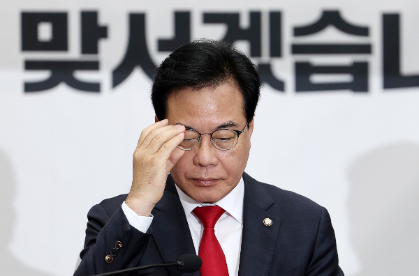 취임 100일을 맞은 이재명 대통령을 두고 국민의힘이 비판을 내놨다. 사진은 송언석 국민의힘 원내대표가 12일 오전 서울 여의도 국회에서 열린 원내대책회의에서 안경을 만지는 모습. /사진=뉴시스