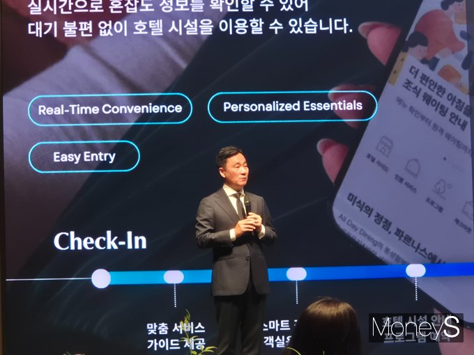 여인창 웨스틴 서울 파라나스 호텔 대표이사가 12일 기자 간담회를 통해 새롭게 단장한 웨스틴 서울 파라나스 호텔을 소개했다. 사진은 여 대표가 기자간담회에서 호텔 관련 브리핑을 하는 모습. /사진=김인영 기자