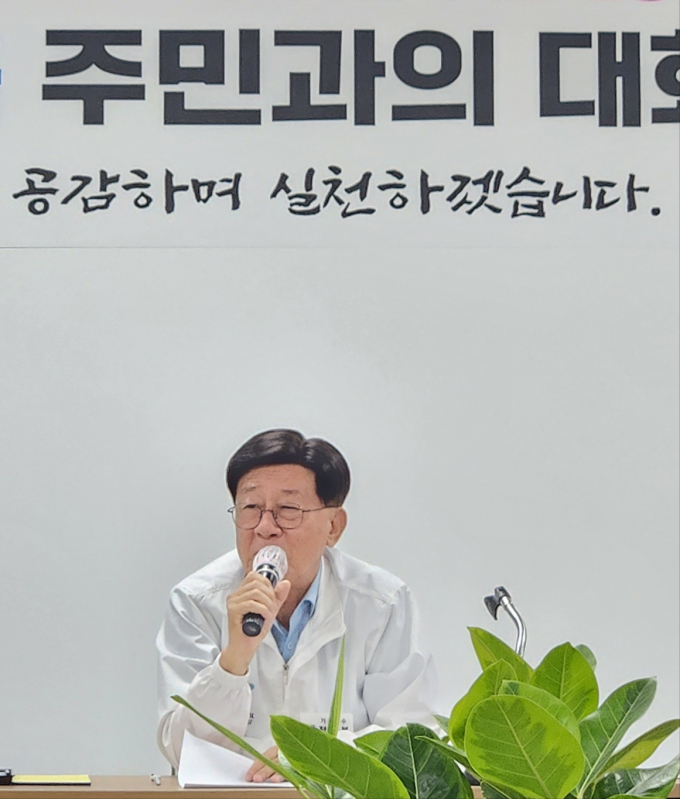 정종복 군수가 11일 열린 기장읍 주민과의 대화에서 답변을 하고 있다./사진=김동기 기자