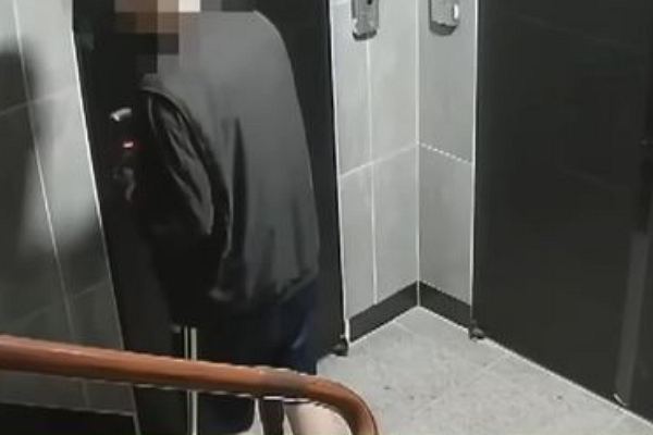 카드기를 무단 복제해 옆집을 드나든 남성이 벌금 300만원의 구약식 처분을 받았다. 사진은 카드키를 무단 복제해 옆집을 침입하려는 남성의 모습. /사진=JTBC '사건반장' 캡처