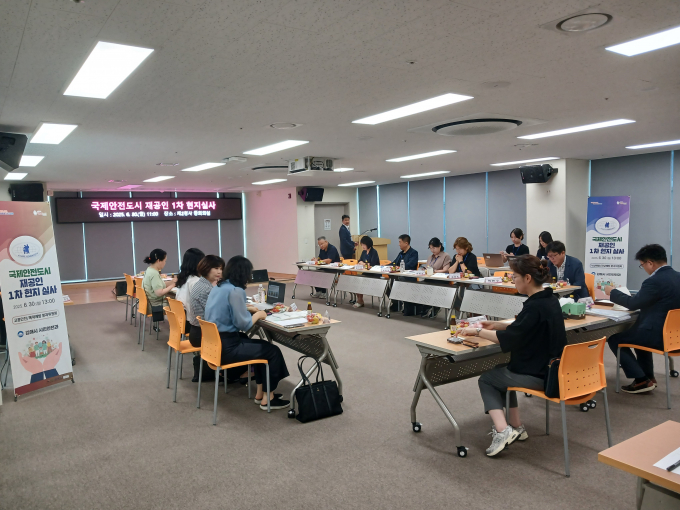김해시가 국제안전도시 재공인 본실사를 앞두고 관계자들이 회의를 하고 있는 모습./사진=김해시