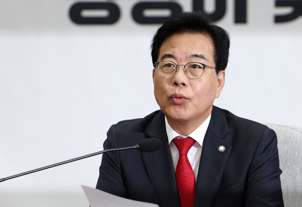 더불어민주당이 막말로 논란을 빚은 송언석 국민의힘 원내대표에 대한 징계 요구서를 제출했다. 사진은 송언석 국민의힘 원내대표가 12일 오전 서울 여의도 국회에서 열린 원내대책회의에서 발언하는 모습. /사진=뉴시스