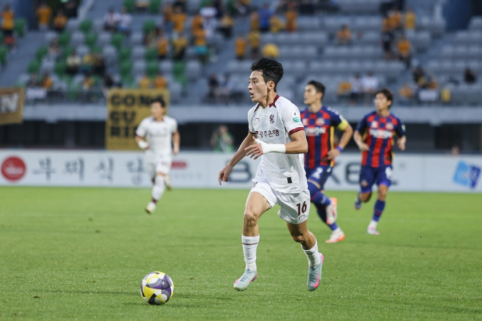 지난 7월18일 K리그1 22라운드 수원FC전  광주FC 정지훈 선수가 드리블을 펼치고 있다./사진=광주FC