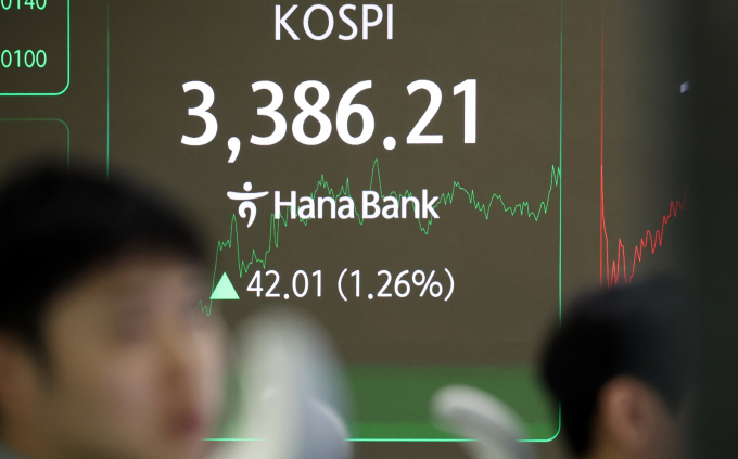 코스피가 12일 강세를 보인다. 사진은 이날 서울 중구 하나은행 딜링룸 전광판 모습. /사진=뉴스1