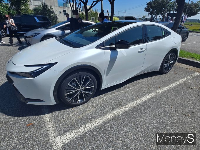 2026년형 프리우스 하이브리드의 가격은 ▲2WD LE 3968만원 ▲2WD XLE 4353만원 ▲AWD XLE 4530만원이다. /사진=김이재 기자