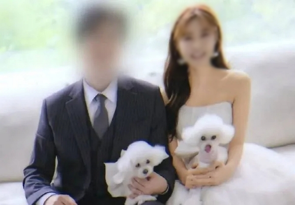 결혼한 지 3개월 만에 신혼집에서 동갑내기 아내를 살해한 남편에게 검찰이 무기징역을 구형했다. 사진은 결혼 3개월 만에 남편(왼쪽)에 살해당한 30대 여성의 결혼사진. /사진=JTBC '사건반장' 캡처