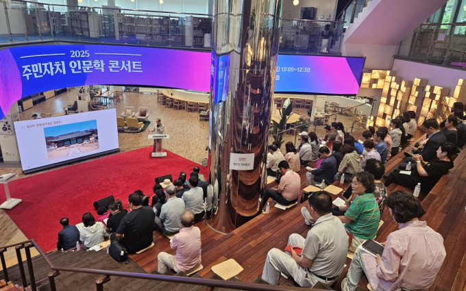 12일 이석영뉴미디어도서관 1층에서 열린 ‘주민자치 인문학 콘서트’ 모습./사진제공=남양주시