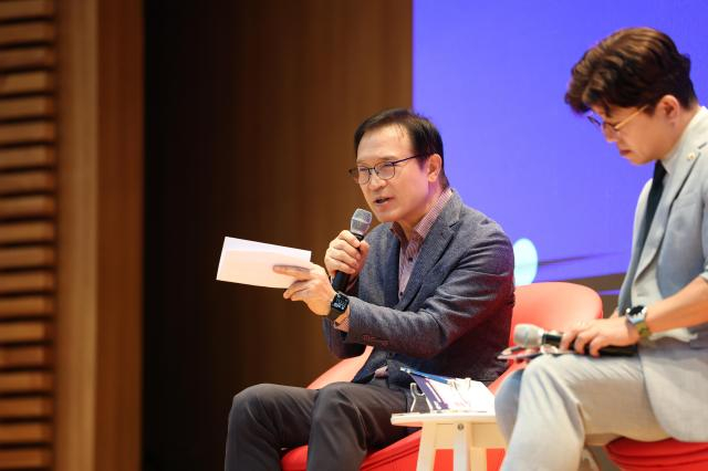 임태희 경기도교육감(왼쪽)이 12일 경기창조경제혁신센터에서 열린 제1회 ‘찾아가는 경기학부모교육 시리즈, 감(感)이 온다’에 참석해 발언하고 있다. /사진제공=경기도교육청