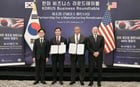 지난달 25일 김정관 산업통상자원부 장관(왼쪽부터), 최윤범 고려아연 회장, 마이클 윌리엄슨 록히드마틴 인터내셔널 사장, 하워드 러트닉 미국 상무부 장관이 기념 사진을 촬영하고 있다. /사진=고려아연 