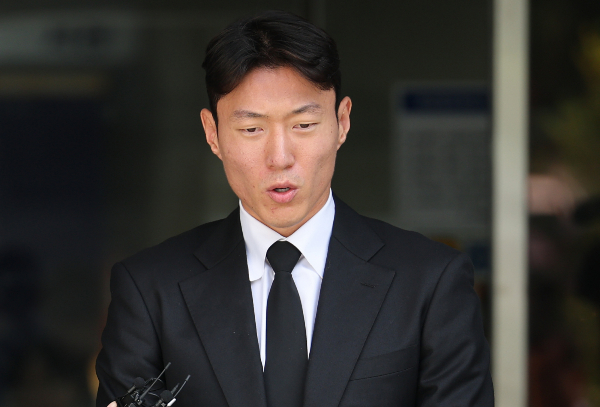 '불법 촬영' 혐의를 받는 축구선수 황의조가 징역형 집행유예를 확정 받았다. 사진은 '불법 촬영' 혐의를 받는 축구선수 황의조(33·알란야스포르)가 항소심 선고 공판에서 1심과 같은 징역 1년 집행유예 2년을 선고받은 후 법정을 나서는 모습. /사진=뉴스1