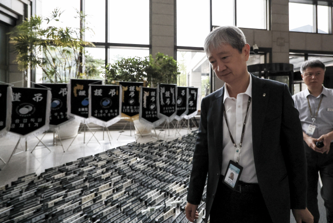 이찬진 금융감독원장이 12일 서울 영등포구 금융감독원으로 출근하고 있다. 이 원장은 이날 금감원 노조와 면담을 할 예정이다. 노조는 면담 결과에 따라 집단행동 여부와 방식 등을 결정할 방침이다. /사진-뉴시스