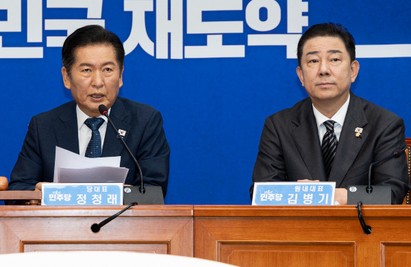 (서울=뉴스1) 이승배 기자 = 정청래 더불어민주당 대표가 12일 서울 여의도 국회에서 열린 최고위원회의에서 발언을 하고 있다. 김병기 원내대표가 정 대표의 발언을 듣고 있는 모습. /사진=뉴스1