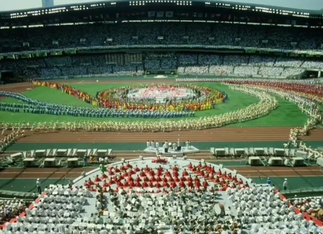 1988 서울올림픽이 흥행했지만 일부 도시빈민들은 삶의 터전을 잃었다. 사진은 당시 서울올림픽주경기장에서 열린 올림픽 개회식의 모습. /사진=Antexon 유튜브 캡처 
