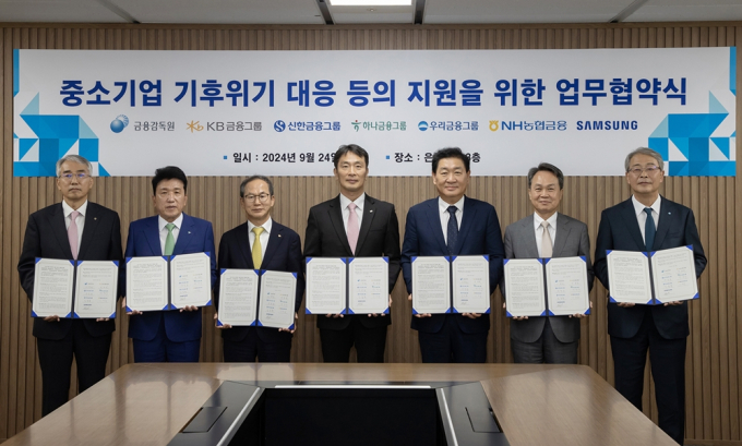 삼성전자가 지난해 9월24일 서울 명동 은행회관에서 금융감독원, 5대 금융지주와 함께 ‘협력회사 ESG 펀드’ 조성을 위한 업무 협약을 체결했다. 사진 왼쪽부터 이석준 NH농협금융지주 회장, 함영주 하나금융지주 회장, 양종희 KB금융지주 회장, 이복현 금융감독원장, 한종희 삼성전자 대표이사, 진옥동 신한금융지주 회장, 임종룡 우리금융지주 회장. /사진=삼성전자