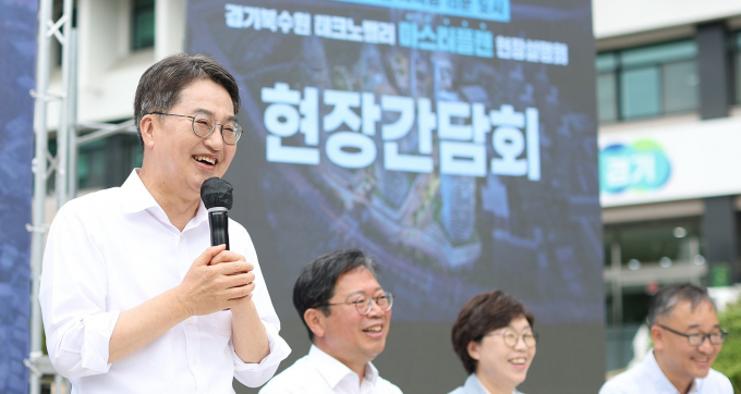 김동연 경기도지사(맨  왼쪽)가 12일 수원 민생경제 현장투어에서 경기북수원 테크노밸리 마스터플랜을 밝히고 있다. /사진제공=경기도