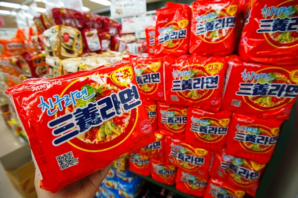 출시 61주년을 맞은 삼양라면은 현재까지도 고유의 담백한 맛과 상징성으로 '원조라면' 자리를 지키고 있다. 사진은 마트에 진열된 삼양라면 모습. /사진=뉴스1