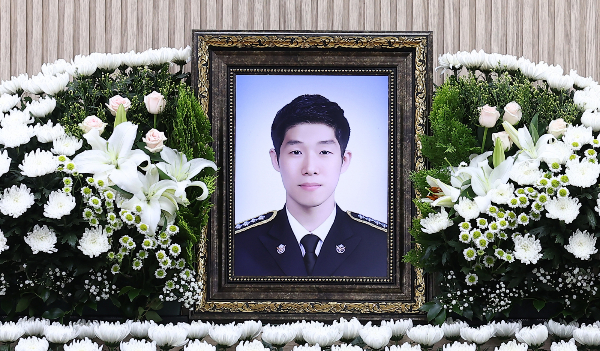이재명 대통령이 해양경찰관 고 이재석 경사에게 옥조근조훈장을 추서했다. 사진은 12일 인천 시내 한 장례식장에 마련된 고이재석 경사의 빈소에 국화꽃이 놓여져 있는 모습. /사진=뉴스1