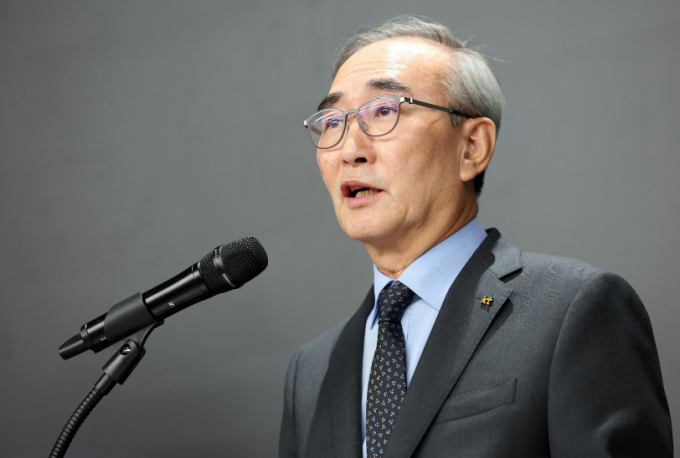 김영섭 KT 대표이사가 지난 11일 오후 서울 종로구 KT 광화문 West 사옥에서 소액결제 피해 관련 기자 브리핑 열고 사과했다. /사진=뉴시스
