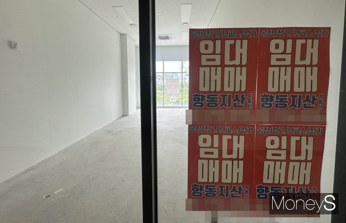 향동 지식산업센터 내 한 상가에 임대매매가 붙어 있는 공실 모습. /사진=장동규 기자