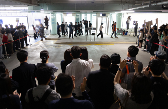 미국 이민 당국에 체포·구금 됐다 석방된 한국인 근로자들이 12일 오후 인천국제공항을 통해 귀국해 가족들을 만났다. /사진=뉴시스