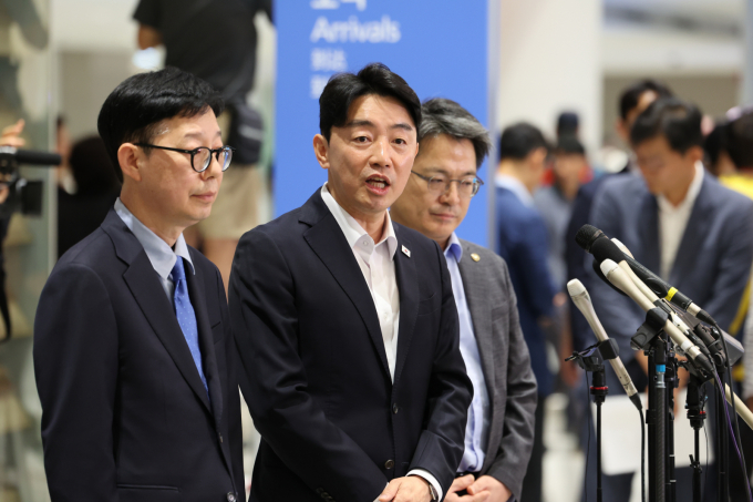강훈식(가운데) 대통령 비서실장이 미국 조지아주 포크스턴 구금시설에 수감됐던 한국인 노동자들이 돌아온 12일 오후 인천국제공항 제2여객터미널에 나가 이들을 맞이했다. /사진=뉴스1(공동취재)
