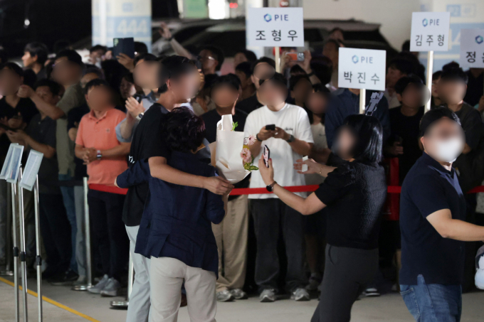  미국 이민당국에 의해 조지아주에 구금됐던 한국인 근로자들이 12일 인천국제공항 제2여객터미널을 통해 귀국했다. /사진=뉴스1(공동취재)
