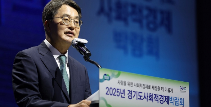 12일 수원컨벤션센터에서 개막한 '2025년 경기도사회적경제박람회' 김동연 경기도지사가 인사말을 하고 있다. /사진제공=경기도