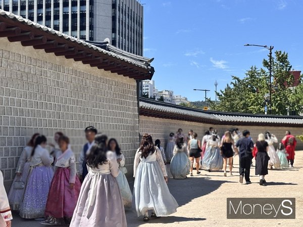 사진은 지난 11일 한복을 입고 경복궁을 찾은 외국인 관광객들의 모습. /사진=김다솜 기자