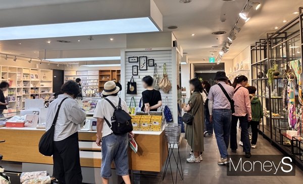 사진은 지난 11일 국립고궁박물관 기념품점 '사랑'을 구경 중인 관람객들의 모습. /사진=김다솜 기자