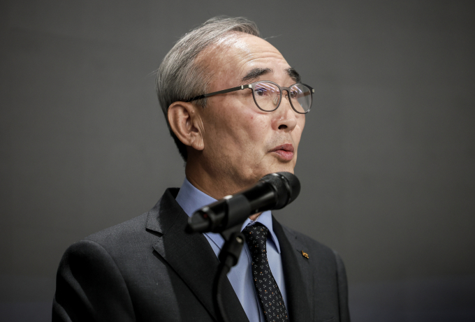 KT에 접수된 무단 소액결제 관련 고객 문의가 9만건을 넘어서면서 추가 피해 우려가 커지고 있다.  사진은 김영섭 KT 대표이사가 지난 11일 서울 종로구 KT 광화문빌딩 웨스트 사옥에서 열린 소액결제 피해 관련 기자 브리핑에서 사과문을 발표 하던 모습. /사진=뉴스1