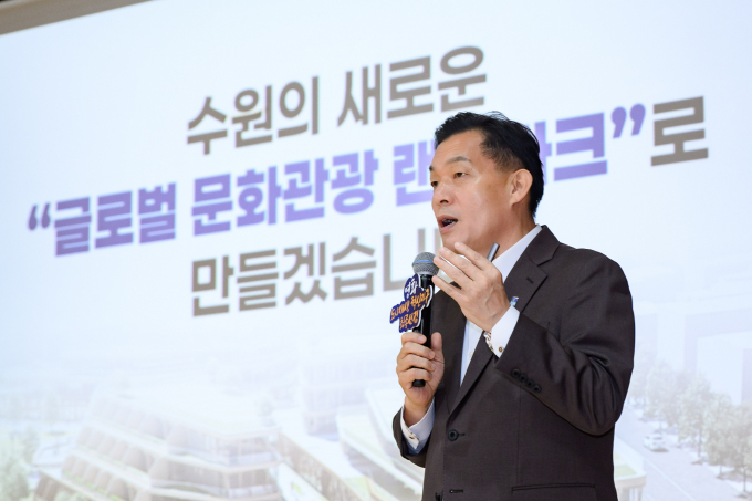 이재준 시장은 영화동 주민들에게 2025년 상반기 도시재생 혁신지구 국가시범지구 공모 선정 결과를 발표하고 있다. /사진제공=수원특례시
