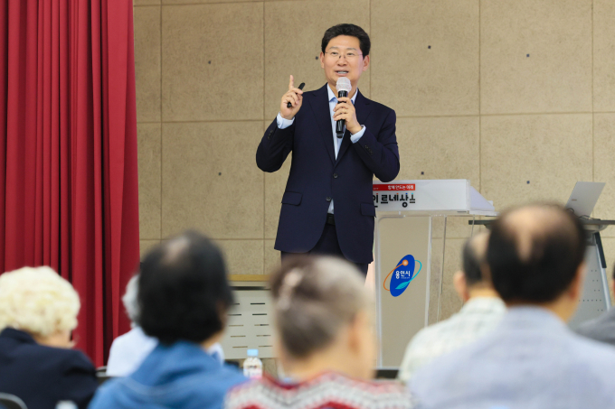 이상일 용인특례시장이 12일 '용인 시니어스카우트' 회원을 대상으로 '한국의 초고가 작품과 화가스토리'를 주제로 특강을 했다. /사진제공=용인특레시  