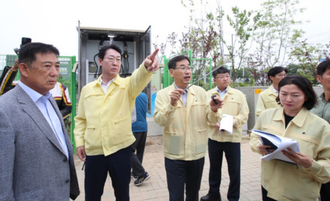 2022년 8월 정명근 화성특례시장이 침수지역 점검을 하고 있다. /사진제공= 화성특례시