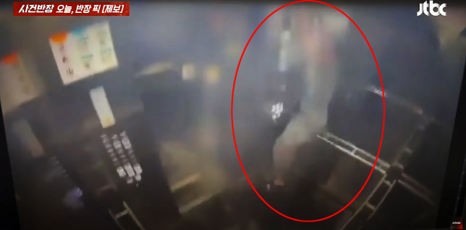 부산 한 건물에서 엘리베이터 오작동으로 인한 수직상승 사고가 발생했다. 사진은 한 여성이 엘리베이터 사고로 인해 공중으로 1m  가량 튀어 올라 떨어지는 모습. /사진=유튜브 채널 JTBC 사건반장 캡처 