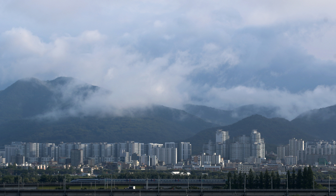 중부 지방이 오전에 차차 맑아지겠으나 남부와 제주도는 흐린 날씨가 이어질 전망이다. 사진은 지난 7월14일 오전 대구 동구 팔공산 상공에 구름이 걷히고 있는 모습. /사진=뉴스1