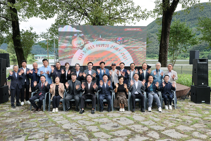 13일 자라섬 남도에서 열린 '자라섬 꽃 페스타' 개막식 행사에서 서태원 군수(사진 앞줄 왼쪽에서 다섯번째) 등이 기념사진을 찍고 있다. /사진제공=가평군