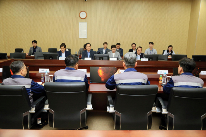 국민의힘은 14일 노란봉투법 관련 의견을 냈다. 사진은 지난달 임이자 국회 기획재정위원장과 박수영 국민의힘 간사, 권영세, 박대출 의원이충남 현대제철 당진제철소에서 대미 관세 및 노조법(노란봉투법)·상법 개정 등과 관련한 철강업계의 애로 및 건의사항을 청취하는 모습. /사진=뉴시스
