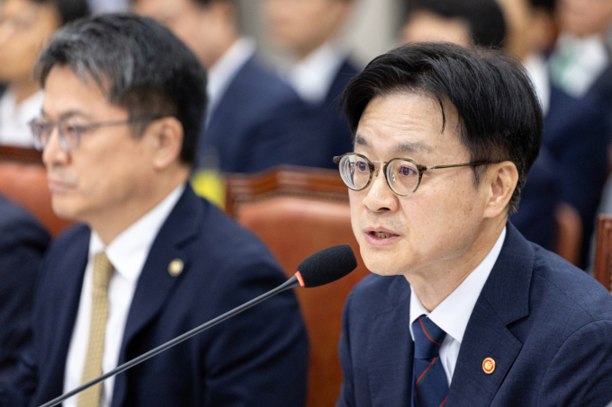김정관 산업통상자원부 장관이 미국과의 관세 협상 후속 협의를 시도했으나 진전이 없는 것으로 나타났다. 사진은 지난 8일 서울 여의도 국회에서 열린 제429회국회(정기회) 산업통상자원중소벤처기업위원회 제1차 전체회의에 출석한 김정관 산업통상자원부 장관이 현안 질의에 답변하는 모습. /사진=뉴스1