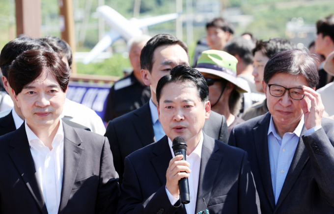 장동혁 국민의힘 대표가 내란특별대판부 설치에 대한 의견을 밝혔다. 사진은 장 대표가 14일 부산 강서구 대항전망대를 방문, 가덕신공항 건설 예정지에 대한 설명을 들은 뒤 발언하는 모습. /사진=뉴시스