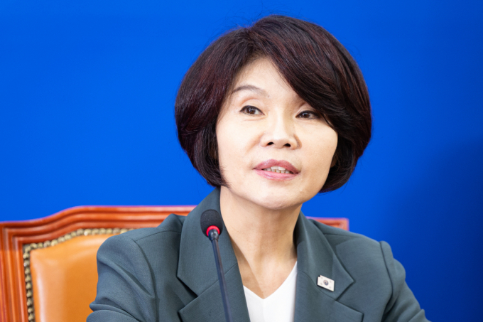 더불어민주당이 내란전담재판부 설치 추진 시동을 걸고 있다. 사진은 한정애 더불어민주당 정책위의장이 14일 서울 여의도 국회에서 기자간담회를 하는 모습. /사진=뉴스1