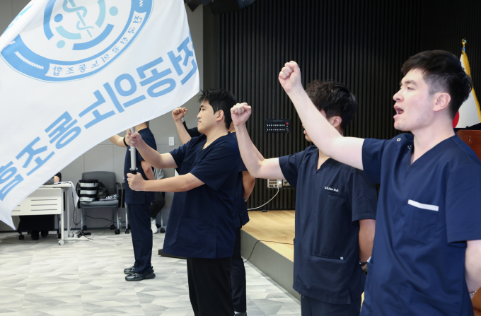 대한전공의노동조합(전공의노조)이 14일 서울 용산구 대한의사협회 회관에서 발대식을 열고 공식 설립을 알렸다. 유청준 전국전공의노동조합 위원장과 집행부가 14일 서울 용산구 대한의사협회에서 열린 전공의노조 출범식에서 노동조합 깃발을 흔들고 있다. /사진=뉴스1
