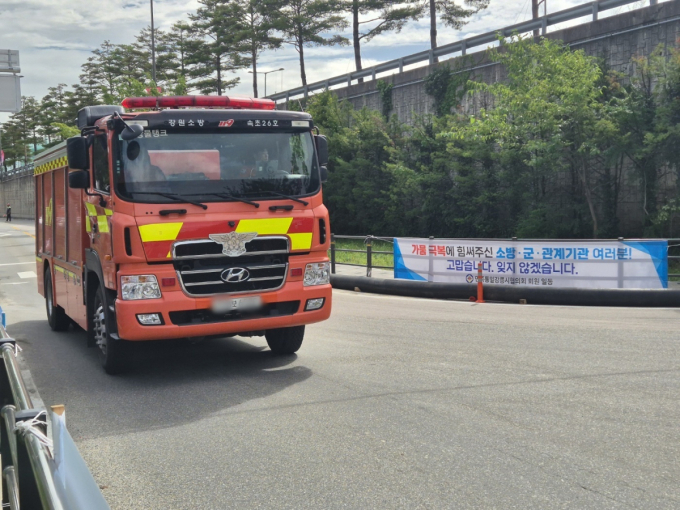 강원 강릉에서 14일 '급수 전쟁'이 재개됐다.사진은 이날 강원 강릉시 홍제동 홍제정수장 일대 도로를 소방 물탱크 차량이 급수지원을 위해 지나가는 모습. /사진=뉴스1 