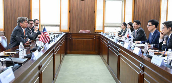 크리스토퍼 랜도 미국 국무부 부장관이 지난 14일 박윤주 외교부 제1차관과 만나 회담을 했다. 사진은 전날 박윤주 외교부 제1차관과 크리스토퍼 랜다우 미국 국무부 부장관이 서울 종로구 도렴동 외교부 청사에서 한미 외교차관 회담을 하는 모습. /사진=뉴스1